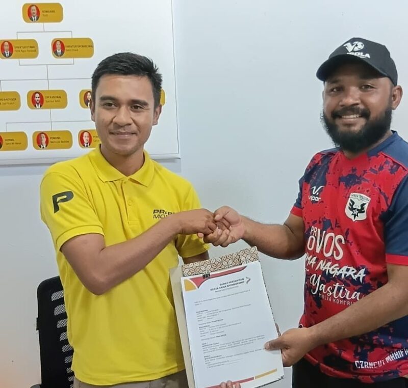 Penandatangan Kerja Sama Sponsorhih( Berdiri dsri kiri Fitra Menej.Oprasionan Pandawa Timur Indonesia-Irsan Perwakilan Garuda)