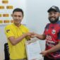 Penandatangan Kerja Sama Sponsorhih( Berdiri dsri kiri Fitra Menej.Oprasionan Pandawa Timur Indonesia-Irsan Perwakilan Garuda)