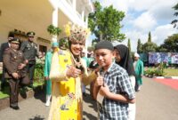 Bupati Sula, Fifian Adeningsih Mus bersama dengan penerima santunan. 