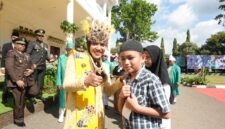 Bupati Sula, Fifian Adeningsih Mus bersama dengan penerima santunan.