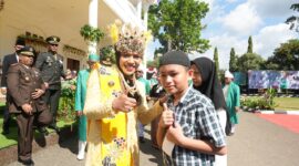 Bupati Sula, Fifian Adeningsih Mus bersama dengan penerima santunan. 