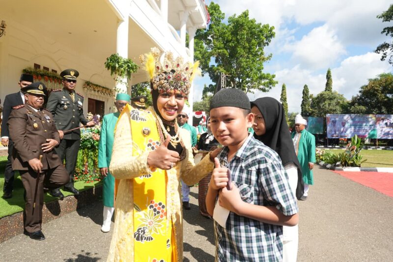 Bupati Sula, Fifian Adeningsih Mus bersama dengan penerima santunan. 