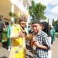 Bupati Sula, Fifian Adeningsih Mus bersama dengan penerima santunan. 