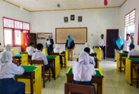Kepala Dinas Pendidikan (Kadikdis), Marini Nur Ali saat melakukan tinjauan pelaksanaan ASAJ di SMP N 1 Sulabesi Timur. Dokumentasi Am Teapon/ marasai.id