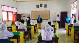 Kepala Dinas Pendidikan (Kadikdis), Marini Nur Ali saat melakukan tinjauan pelaksanaan ASAJ di SMP N 1 Sulabesi Timur. Dokumentasi Am Teapon/ marasai.id