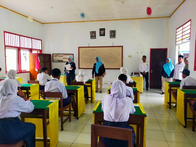 Kepala Dinas Pendidikan (Kadikdis), Marini Nur Ali saat melakukan tinjauan pelaksanaan ASAJ di SMP N 1 Sulabesi Timur. Dokumentasi Am Teapon/ marasai.id