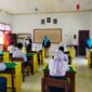 Kepala Dinas Pendidikan (Kadikdis), Marini Nur Ali saat melakukan tinjauan pelaksanaan ASAJ di SMP N 1 Sulabesi Timur. Dokumentasi Am Teapon/ marasai.id