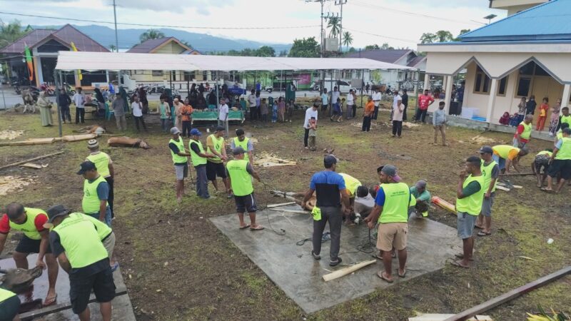 Proses penyembelihan 15 ekor sapi hasil kekompakan dan kesadaran warga Cobodoe dalam mengadakan hewan kurban.