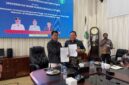 Bupati Ubaid Yakub dan Rektor Unibrah Tidore Sarbaini A Karim foto bersama usai penandatanganan MoU