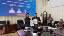 Bupati Ubaid Yakub dan Rektor Unibrah Tidore Sarbaini A Karim foto bersama usai penandatanganan MoU