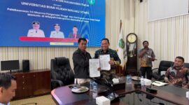 Bupati Ubaid Yakub dan Rektor Unibrah Tidore Sarbaini A Karim foto bersama usai penandatanganan MoU