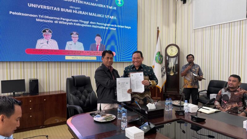 Bupati Ubaid Yakub dan Rektor Unibrah Tidore Sarbaini A Karim foto bersama usai penandatanganan MoU