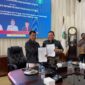 Bupati Ubaid Yakub dan Rektor Unibrah Tidore Sarbaini A Karim foto bersama usai penandatanganan MoU