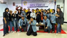 Foto bersama pemateri dan panitia talk show.