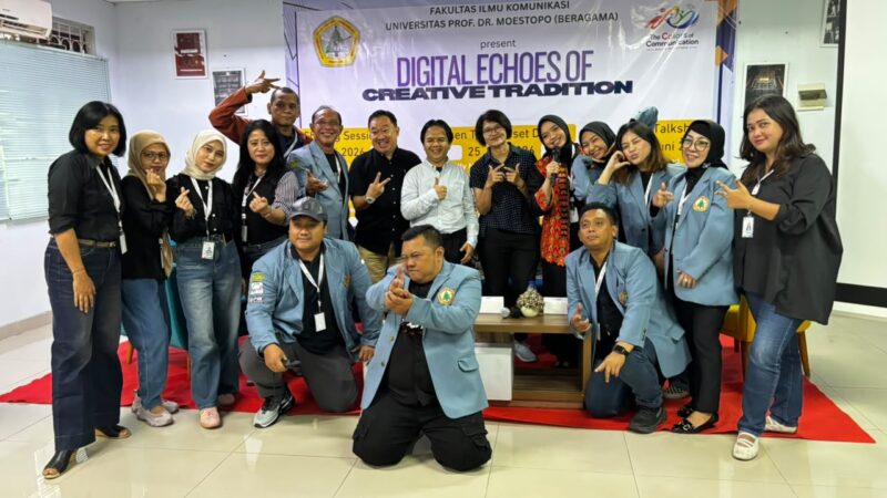 Foto bersama pemateri dan panitia talk show.