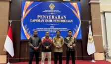 Sekretaris Daerah Kepulauan Sula, Muhlis Soamole dan Ketua DPRD Kepulauan Sula, Ahkam Gajali didampingi Kaban Kesbangpol, Sutomo Teapon dan Kepala Inspektorat, Kamarudin Mahdi.. 