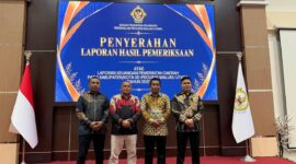 Sekretaris Daerah Kepulauan Sula, Muhlis Soamole dan Ketua DPRD Kepulauan Sula, Ahkam Gajali didampingi Kaban Kesbangpol, Sutomo Teapon dan Kepala Inspektorat, Kamarudin Mahdi.. 