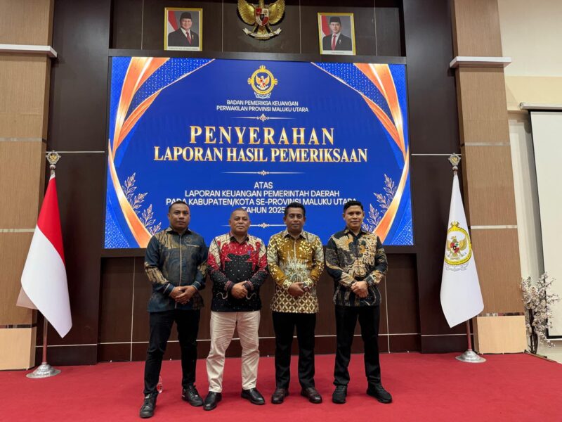 Sekretaris Daerah Kepulauan Sula, Muhlis Soamole dan Ketua DPRD Kepulauan Sula, Ahkam Gajali didampingi Kaban Kesbangpol, Sutomo Teapon dan Kepala Inspektorat, Kamarudin Mahdi.. 