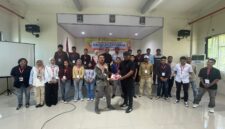 Foto bersama peserta dan Kepala Bidang Pengawasan K3, Nirwan M. Turuy menyerahkan atribut pelatihan kepada salah satu peserta.