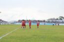 Tim sepak bola AS Rummania dengan jersey merah kebanggaan. 