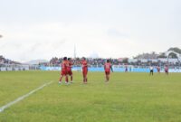 Tim sepak bola AS Rummania dengan jersey merah kebanggaan. 