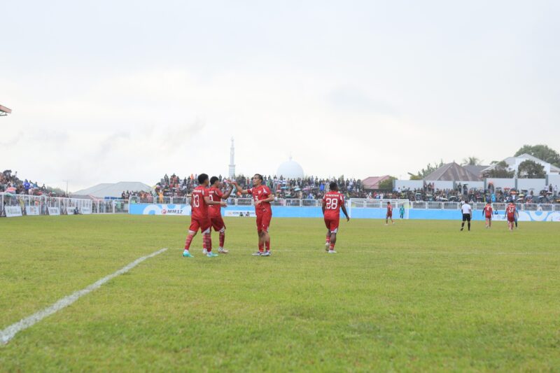 Tim sepak bola AS Rummania dengan jersey merah kebanggaan. 
