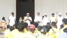 Sekretaris Daerah, Muhlis Soamole menyambut baik kedatangan kontingan Porprov yang mengharumkan nama baik Kepulauan Sula. Dokumentasi: Amko Sillia.