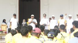 Sekretaris Daerah, Muhlis Soamole menyambut baik kedatangan kontingan Porprov yang mengharumkan nama baik Kepulauan Sula. Dokumentasi: Amko Sillia. 