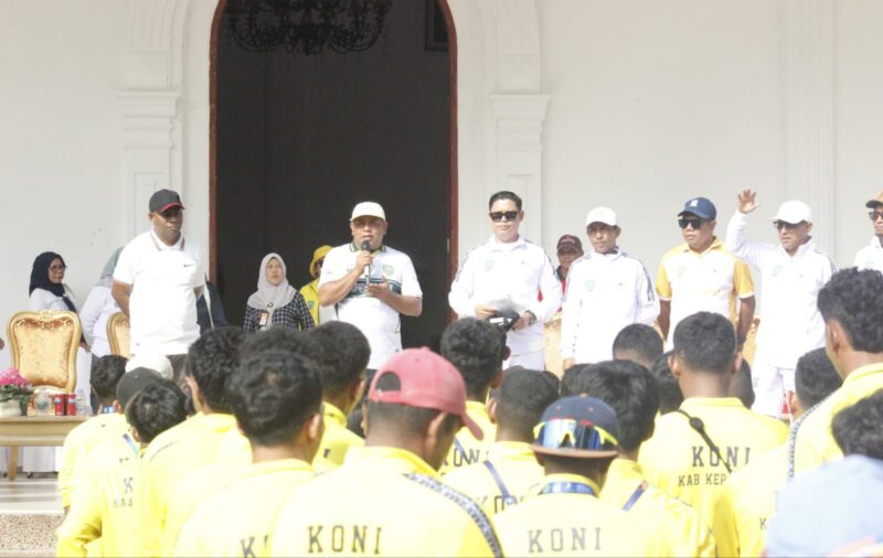 Sekretaris Daerah, Muhlis Soamole menyambut baik kedatangan kontingan Porprov yang mengharumkan nama baik Kepulauan Sula. Dokumentasi: Amko Sillia. 
