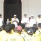 Sekretaris Daerah, Muhlis Soamole menyambut baik kedatangan kontingan Porprov yang mengharumkan nama baik Kepulauan Sula. Dokumentasi: Amko Sillia. 