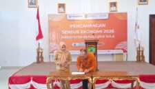 Bupati Fifian bersama Kepala BPS Kepulauan Sula, Syahrul.. 