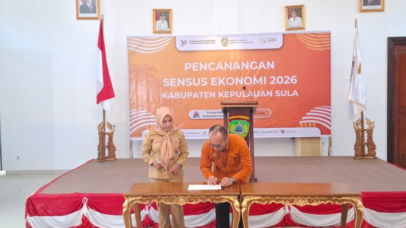 Bupati Fifian bersama Kepala BPS Kepulauan Sula, Syahrul.. 