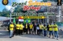 Fanatik Brazil Sula melakukan aksi sosial dengan memberikan bantuan pembangunan masjid. 