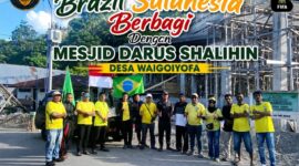Fanatik Brazil Sula melakukan aksi sosial dengan memberikan bantuan pembangunan masjid. 