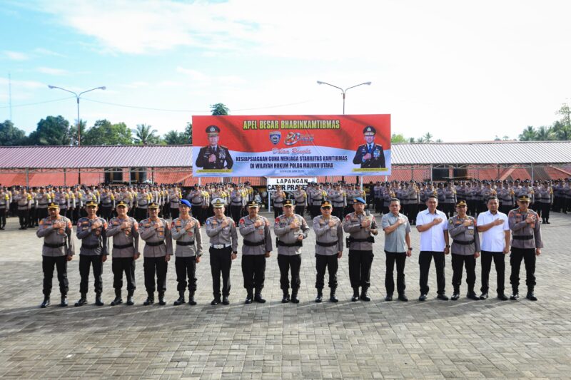 Kapolda Malut bersama pejabat utama dan pasukan dalam apel besar Bhabinkamtibmas.