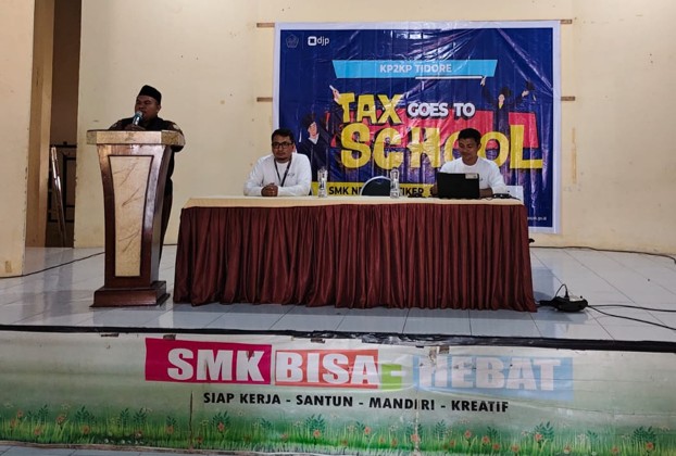 Kepala SMK Negeri 1 Tidore Ahmad Usman, S.Pd saat memberikan sambutan, nampak juga Kepala KP2KP Tidore, Hari Tri Pamungkas