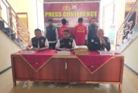 Polisi mengelar konfrensi pers atas kasus kasus korupsi DD Desa Leko Kadai Tahun Anggaran 2021 (Dokumentasi: Am Teapon/Marasai.id)