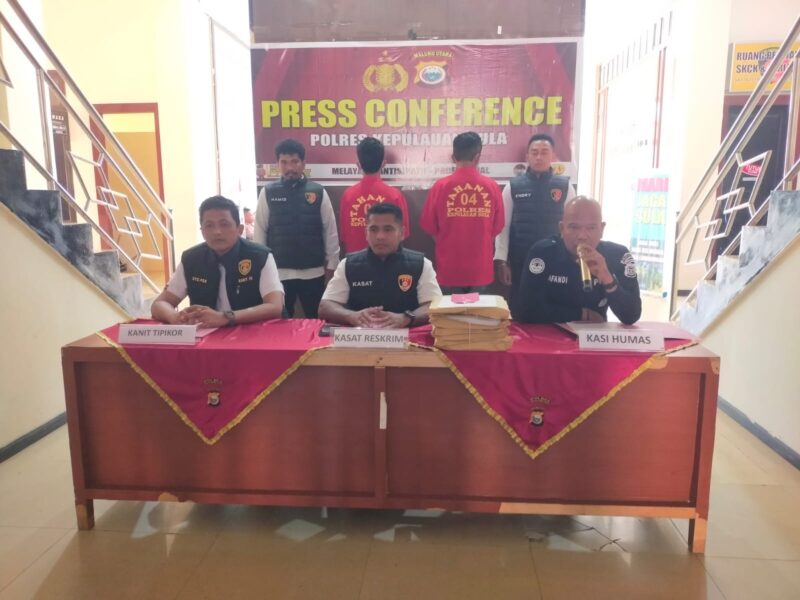 Polisi mengelar konfrensi pers atas kasus kasus korupsi DD Desa Leko Kadai Tahun Anggaran 2021 (Dokumentasi: Am Teapon/Marasai.id)
