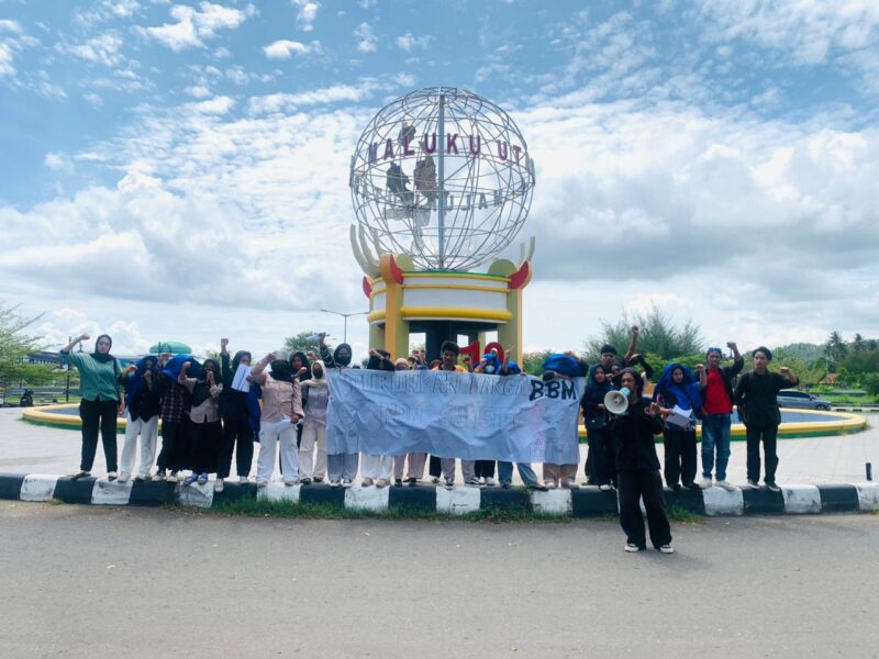 Mahasiswa UNIBRAH gelar aksi soal BBM di Bundaran Sofifi.
