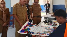 Wagub Malut Sarbin Sehe didampingi Asisten Bidang Perekonomian dan Pembangunan Setda Provinsi Maluku Utara, Sri Haryati Hatari pantau kegiatan MTQ XXXI di Sofifi