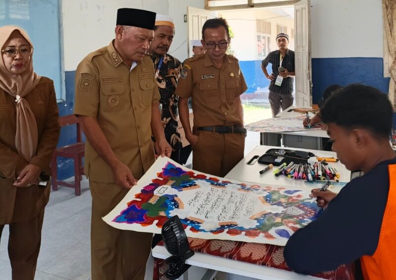 Wagub Malut Sarbin Sehe didampingi Asisten Bidang Perekonomian dan Pembangunan Setda Provinsi Maluku Utara, Sri Haryati Hatari pantau kegiatan MTQ XXXI di Sofifi