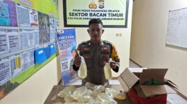 Anggota Polsek Bacan Timur berhasil amankan minuman keras.