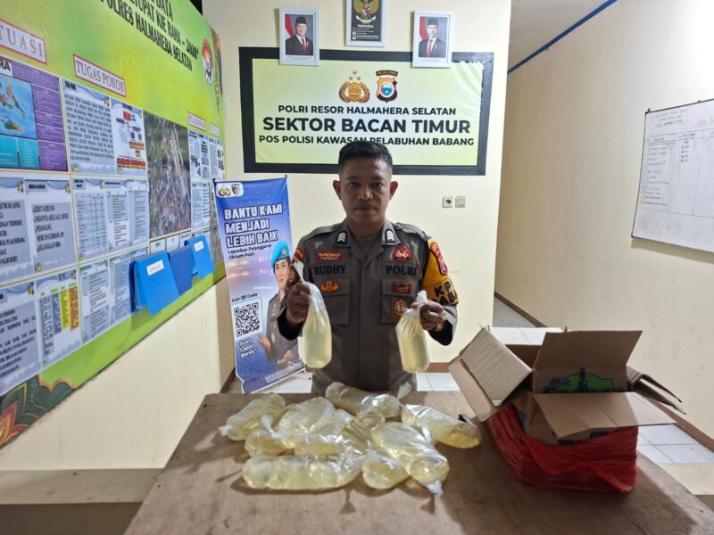 Anggota Polsek Bacan Timur berhasil amankan minuman keras.