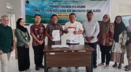 Rektor Unibrah Tidore dan Kepala SRMA 20 Tidore bersama dosen dan guru usai tanda tangan MoU