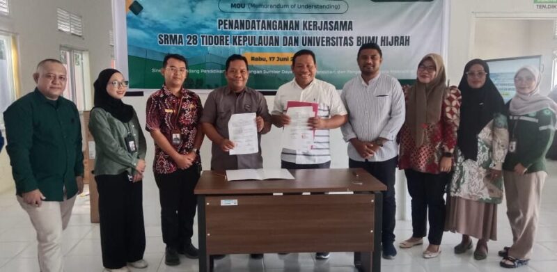 Rektor Unibrah Tidore dan Kepala SRMA 20 Tidore bersama dosen dan guru usai tanda tangan MoU