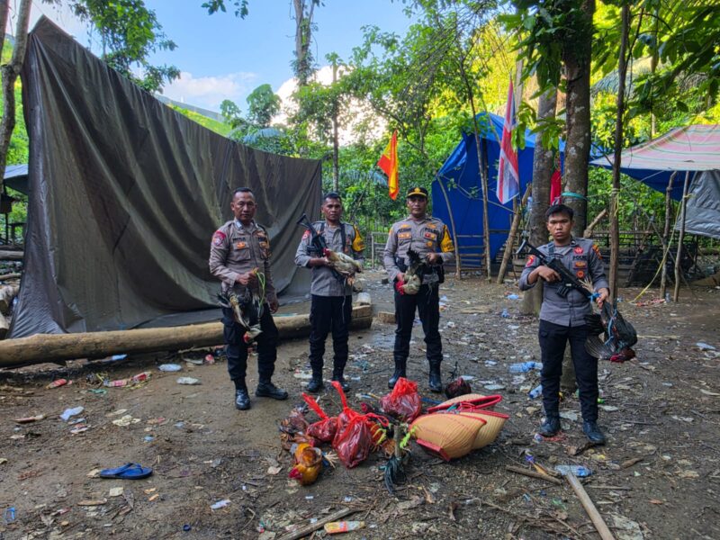 Anggota Polsubsektor Weda Tengah amankan sejumlah baraang bukti sabung ayam