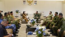 Audiens anrtara Gubernur Maluku Utara, Sherly Laos, dengan Panglima Komando Gabungan Wilayah Pertahanan (Pangkogabwilhan) III, Letjen TNI Lucky Avianto, di Kantor Gubernur