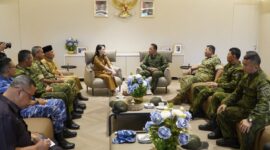 Audiens anrtara Gubernur Maluku Utara, Sherly Laos, dengan Panglima Komando Gabungan Wilayah Pertahanan (Pangkogabwilhan) III, Letjen TNI Lucky Avianto, di Kantor Gubernur