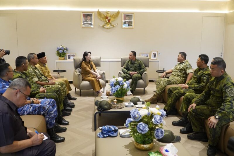 Audiens anrtara Gubernur Maluku Utara, Sherly Laos, dengan Panglima Komando Gabungan Wilayah Pertahanan (Pangkogabwilhan) III, Letjen TNI Lucky Avianto, di Kantor Gubernur