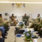 Audiens anrtara Gubernur Maluku Utara, Sherly Laos, dengan Panglima Komando Gabungan Wilayah Pertahanan (Pangkogabwilhan) III, Letjen TNI Lucky Avianto, di Kantor Gubernur